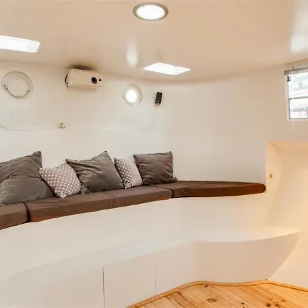 Bed & Breakfast Holiday Houseboat *