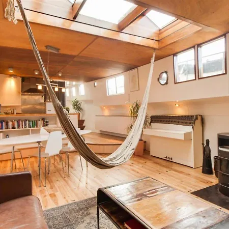 Holiday Houseboat *